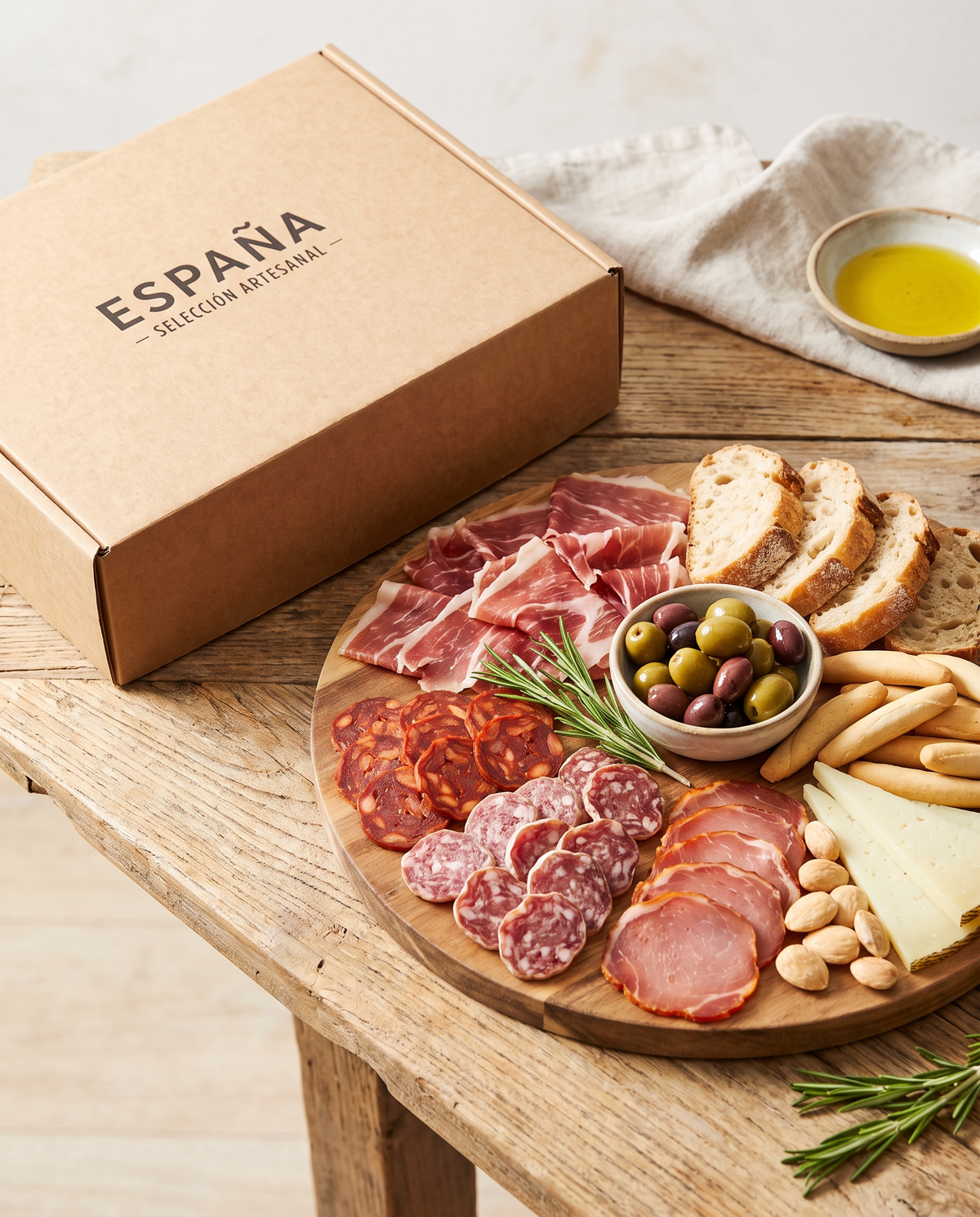 Planche de charcuterie prête à servir à côté de sa box