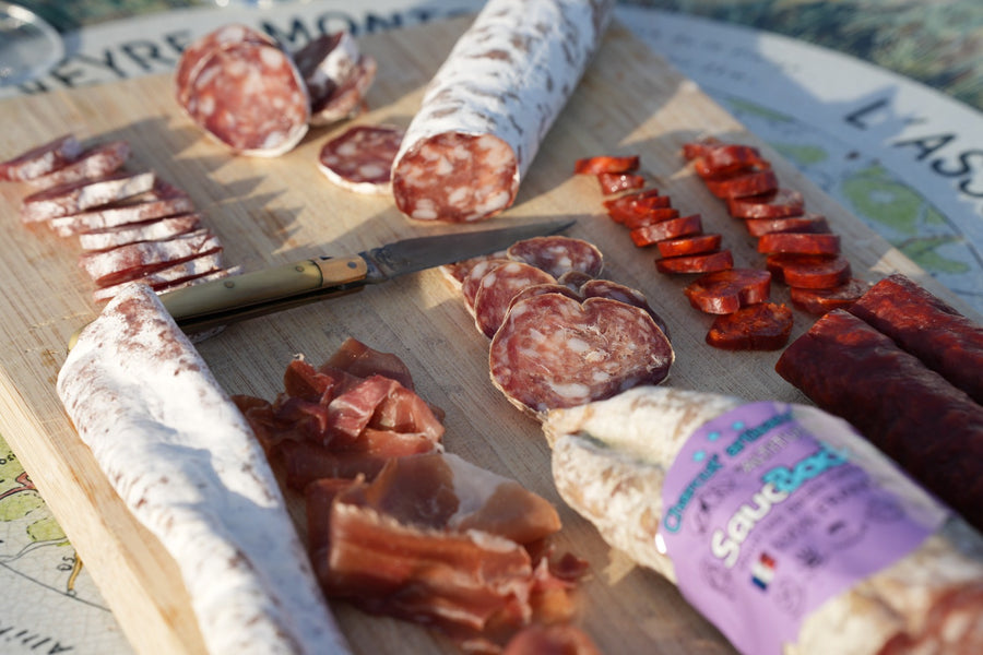 Planche apéro : saucisson sec artisanal SaucBack, chorizo, jambon sec et saucisse sèche tranchés