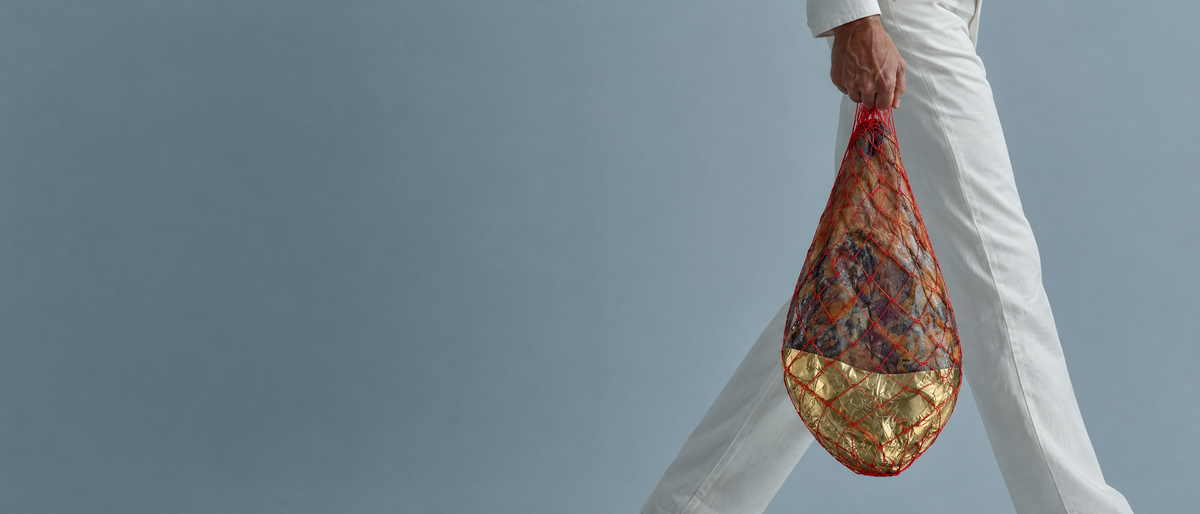 Jambon Serrano entier dans son filet, porté à la main – SaucBack